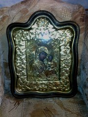 икона в фигурном киоте 